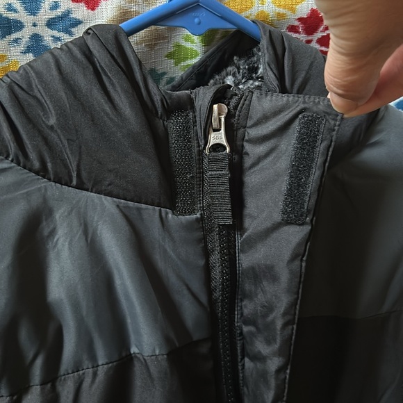 X Large Coat 🧥 with Hood, Zipper, Velcro, & Pockets. Like New! Very Warm! - Picture 4 of 7